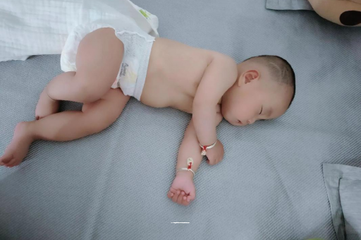 安康两个月宝宝肚子胀气